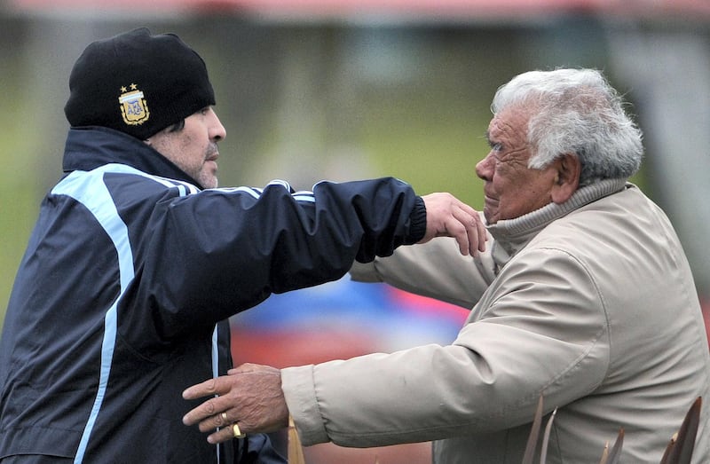 Argentina's National Football team coach Diego Maradona (L) embraces his father Diego at the end of a training session in Buenos Aires on September 3, 2009. Argentina faces Brazil for a FIFA South Africa World Cup-2010 qualifier football match in Rosario on September 5. AFP PHOTO / Juan Mabromata (Photo by JUAN MABROMATA / AFP)