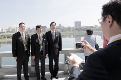 epa07031670 SK Group chairman Chey Tae-won (R) takes pictures of Samsung Electronics Vice Chairman Lee Jae-yong (R), Socar president Lee Jae-woong and LG group chairman Koo Kwang-mo (L) next to the Taedong river in Pyongyang, North Korea, 19 September 2018. The third Inter-Korean summit takes place from 18 to 20 September in Pyongyang between South Korean President Moon Jae-in and North Korean leader Kim Jong-un.  EPA-EFE/PYONGYANG PRESS CORPS / POOL *** Local Caption *** 54637568