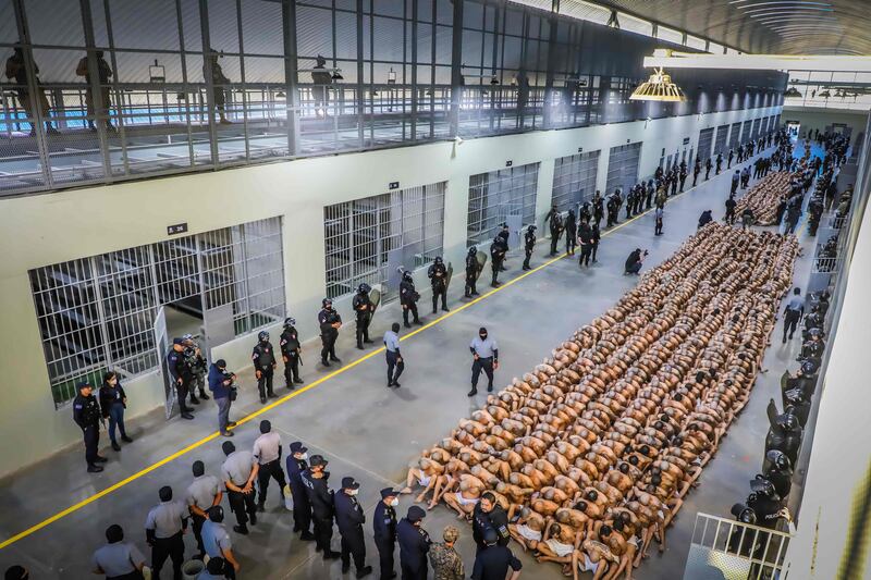 Inmates belonging to the MS-13 and Barrio 18 gangs arrive at the mega-prison. AFP / El Salvador's Presidency