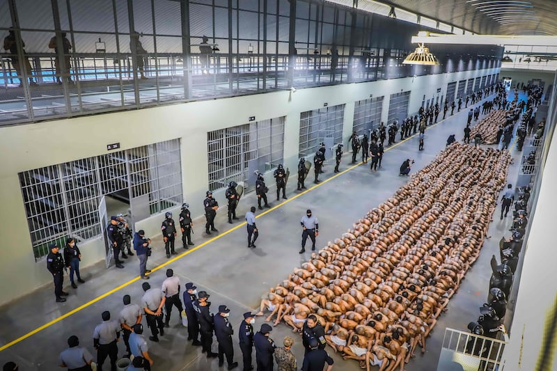 Inmates belonging to the MS-13 and Barrio 18 gangs arrive at the mega-prison. AFP / El Salvador's Presidency