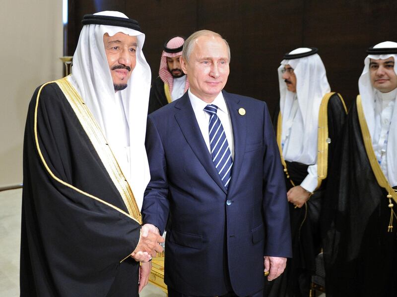 Russian President Vladimir Putin (C) shakes hands with Saudi King Salman bin Abdulaziz Al Saud during a meeting on the sidelines of the G20 summit in Antalya on November 16, 2015. AFP PHOTO / RIA NOVOSTI / MIKHAIL KLIMENTYEV / AFP PHOTO / RIA NOVOSTI / MIKHAIL KLIMENTYEV