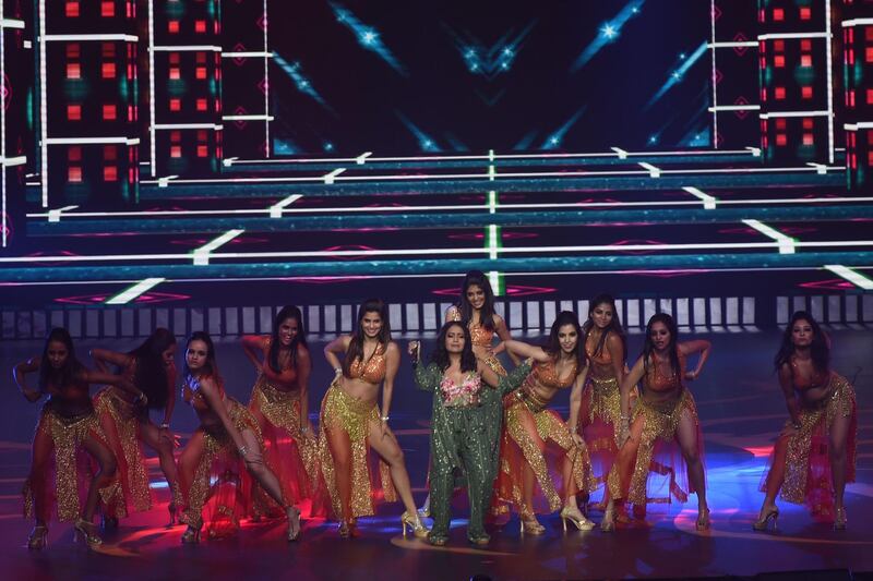 Bollywood singer Neha Kakkar (C) performs on stage during the IIFA Rocks of the 20th International Indian Film Academy (IIFA) Awards at NSCI in Mumbai on September 16, 2019. / AFP / Punit PARANJPE                      
