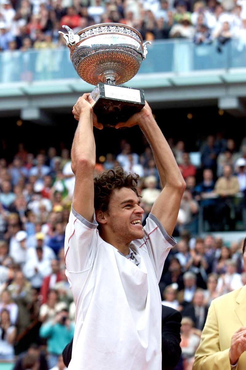 390387 01: Gustavo Kuerten lifts the trophy of the French Open tennis championship after his victory in the men''s final June 10, 2001 at Rolland Garros in Paris, France. (Photo by Alex Livesey/Allsport via Getty Images)