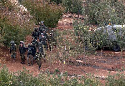 A picture taken on December 5, 2018 from the souther Lebanese village of Kfar Kila shows Israeli soldiers walking near the site of an Israeli excavation site for reported Hezbollah-dug tunnels along the Lebanon-Israel border. Israel had announced on December 4 that it had discovered Hezbollah tunnels infiltrating its territory from Lebanon and launched an operation to destroy them. / AFP / Mahmoud ZAYYAT
