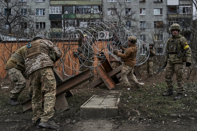 Ukrainian soldiers set up a barricade in Bakhmut. AP