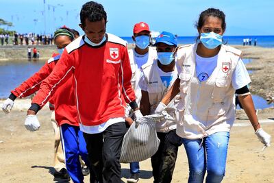 epa08739652 Volunteers and officials participate during an earthquake and tsunami drill on a beach in Dili, East Timor, also known as Timor Leste, 13 October 2020. The drill was staged to improve disaster preparedness.  EPA/ANTONIO DASIPARU