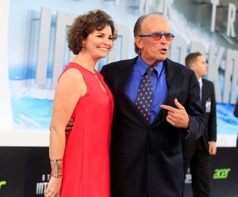 Actor Peter Weller, cast member of the new film "Star Trek Into Darkness", poses with his wife Shari Stowe at the film's premiere in Hollywood May 14, 2013.  REUTERS/Fred Prouser (UNITED STATES - Tags: ENTERTAINMENT) *** Local Caption ***  LAB30_USA-_0515_11.JPG