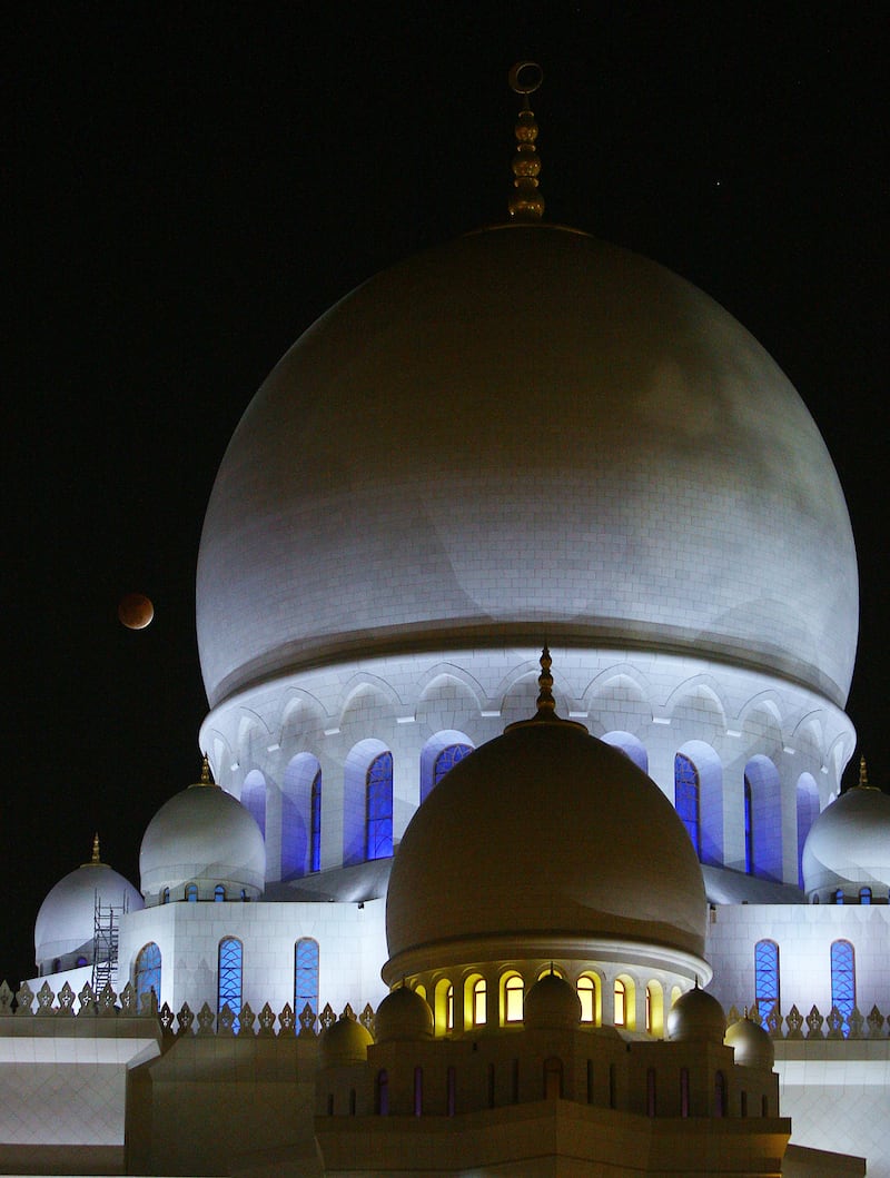 Abu Dhabi, United Arab Emirates-December  10, 2011: View of  Lunar Eclipse  from Sheikh Zayed Mosque in Abu Dhabi .   (  Satish Kumar / The National )