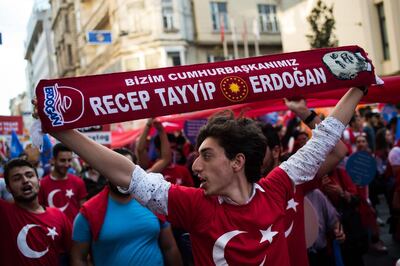 Supporters of the Turklish president gather during an election campaign rally for the Justice and Development Party (AK Party) in Istanbul on June 20, 2018. The Turkish President announced on April 18, 2018 that Turkey will hold snap elections on 24 June 2018. The presidential and parliamentary elections were scheduled to be held in November 2019, but government has decided to change the date following the recommendation of the Nationalist Movement Party (MHP) leader Devlet Bahceli.  / AFP / Yasin AKGUL
