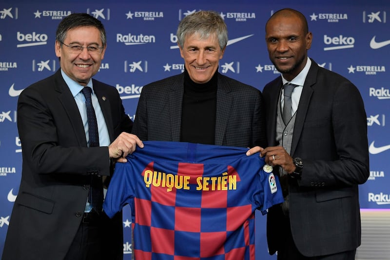 TOPSHOT - Barcelona's president Josep Maria Bartomeu (L) and football director Eric Abidal (R) pose with Barcelona's new coach Quique Setien (C) during his official presentation in Barcelona on January 14, 2020, after signing his new contract with the Catalan club. / AFP / LLUIS GENE
