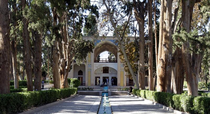 epa03464028 A general view of the UNESCO world heritage site of Fin Garden in the city of Kashan, in Isfahan province, central Iran, 08 November 2012. Fin Garden covers 2.3 hectares with a main yard surrounded by ramparts with four circular towers. The Fin Garden was added to the UNESCO list of World Heritage Sites in July 2012.  EPA/ABEDIN TAHERKENAREH *** Local Caption *** 50589373