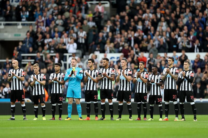 NEWCASTLE UPON TYNE, ENGLAND - OCTOBER 01: Players and fans pay tribute to ex-Newcastle United chairman Freddy Shepherd prior to the Premier League match between Newcastle United and Liverpool at St. James Park on October 1, 2017 in Newcastle upon Tyne, England.  (Photo by Ian MacNicol/Getty Images)