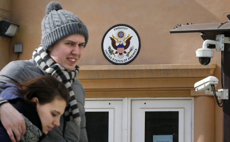 epa06634181 Russian couple passes by a US embassy building in Moscow, Russia, 28 March 2018. Russian authorities have not yet announced any response measures after expelling 60 Russian diplomat from USA in solidarity with UK on Skripal poisoning case.  EPA/YURI KOCHETKOV
