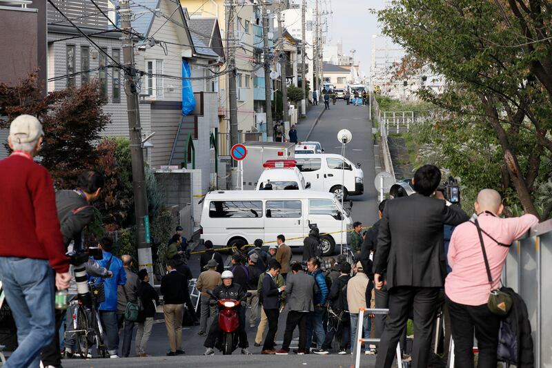 epa06299259 Police investigators and crime lab experts investigate an apartment house (L) in Zama, Kanagawa Prefecture, Japan, 31 October 2017. A 27-year-old man was arrested on 31 October after severed parts of nine bodies were found stored in cooler boxes in his apartment house in Zama, south of Tokyo, Japan.  EPA/KIMIMASA MAYAMA