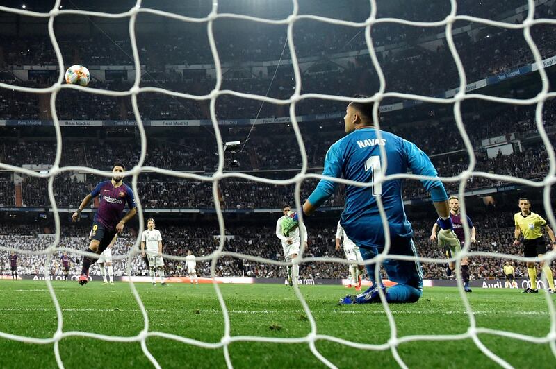 MADRID, SPAIN - FEBRUARY 27: Luis Suarez of FC Barcelona scores his team's third goal with a penalty against goalkeeper Keylor Navas of Real Madrid during the Copa del Rey Semi Final second leg match between Real Madrid and FC Barcelona at Bernabeu on February 27, 2019 in Madrid, Spain. (Photo by David Ramos/Getty Images)