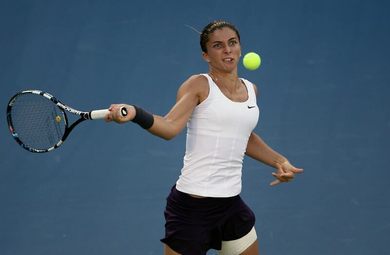 epa03593498 Sara Errani of Italy returns to Nadia Petrova of Russia during the fourth day of the Dubai Duty Free Tennis Championships in Dubai, United Arab Emirates, 21 February 2013.  EPA/ALI HAIDER *** Local Caption ***  03593498.jpg