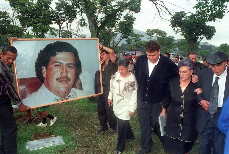 Hermilda de Escobar (2nd-R), mother of Medellin drug cartel kingpin Pablo Escobar (portrait) walks with friends and relatives 02 December 1994 to Escobar's tomb to celebrate the first anniversary of his death.  Escobar was killed by Colombian special forces after being discovered hiding in a house in Medellin. (Photo by GUILLERMO TAPIA / AFP)