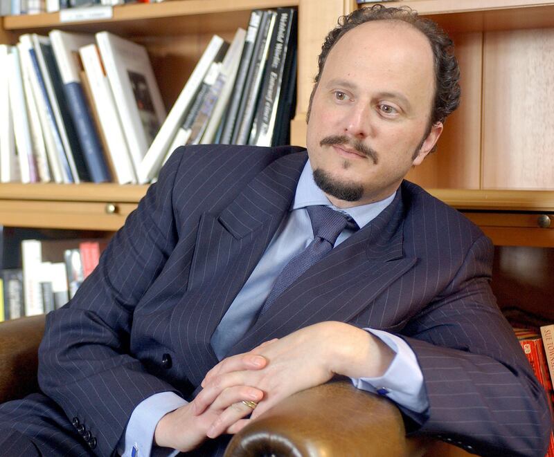 US writer Jeffrey Eugenides speaks to journalists at the  Areican Academy library in Berlin, Tuesday 14 May 2003. Eugenides, who has been living in Berlin since 1999,  was awarded the Pulitzer Prize for his latest novel 'Middlesex'.   EPA-PHOTO/dpa/Tim Brakemeier *** Local Caption *** 99260570