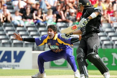 Sri Lanka's Chaminda Vaas (L) appeals for an LBW on New Zealand's Lou Vincent (R) during the 2nd ODI of the four match series between New Zealand and Sri Lanka at Jade Stadium, in Christchurch 03 January 2006. Sri Lanka scored 255/7 during their innings. AFP PHOTO/Dean TREML (Photo by DEAN TREML / AFP)