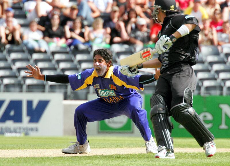 Sri Lanka's Chaminda Vaas (L) appeals for an LBW  on New Zealand's Lou Vincent (R) during the 2nd ODI of the four match series between New Zealand and Sri Lanka at Jade Stadium, in Christchurch 03 January 2006.  Sri Lanka scored 255/7 during their innings.   AFP PHOTO/Dean TREML (Photo by DEAN TREML / AFP)