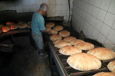 FILE PHOTO: A worker stands near freshly baked bread at a bakery in Beirut, Lebanon March 8, 2022.  REUTERS / Mohamed Azakir / File Photo