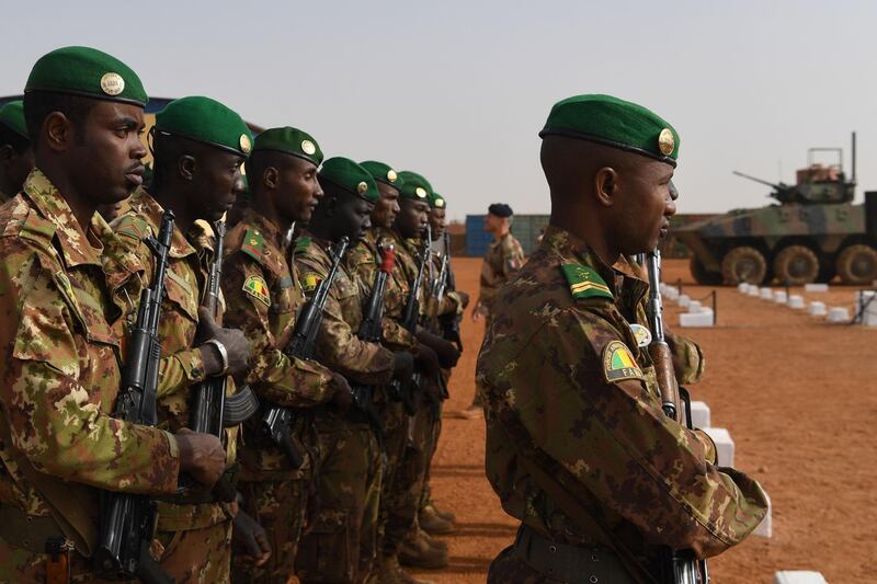 Malian troops stand guard prior to the visit of the French Prime Minister at the Operation Barkane military French base in Gao, Mali, on February 24, 2019. / AFP / ALAIN JOCARD
