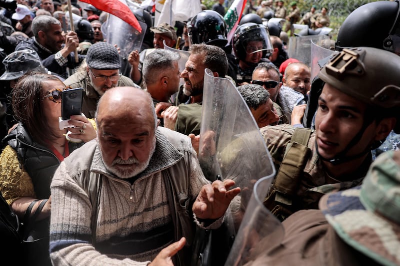 Lebanese army veterans face the might of riot police AFP