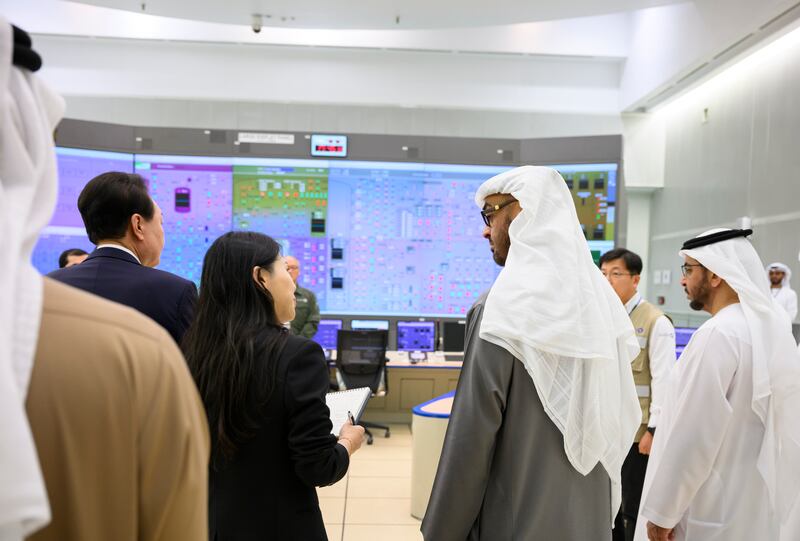 Sheikh Mohamed, Mr Yoon and Sheikh Hamdan bin Zayed tour the plant. Presidential Court 