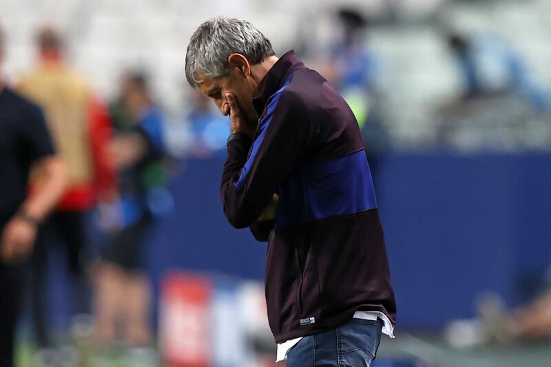 TOPSHOT - Barcelona's Spanish coach Quique Setien reacts during the UEFA Champions League quarter-final football match between Barcelona and Bayern Munich at the Luz stadium in Lisbon on August 14, 2020. / AFP / POOL / Rafael Marchante
