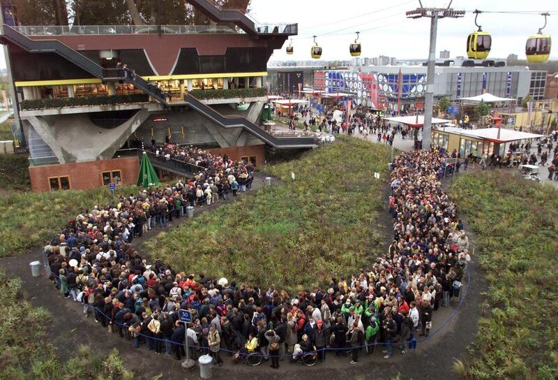 2000: People wait in a long queue in front of the Dutch pavilion at the Expo 2000 world fair in Hanover. RTXK3IG