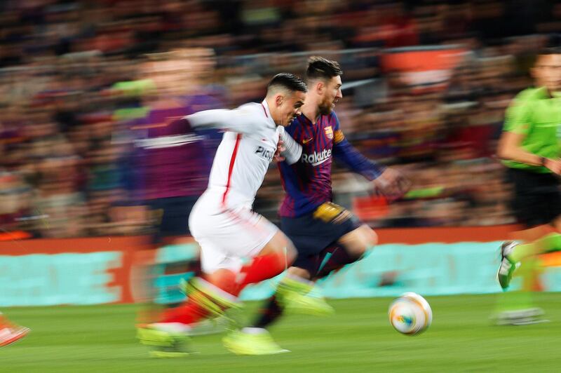 Barcelona's forward Lionel Messi vies for the ball Sevilla's Roque Mesa. EPA