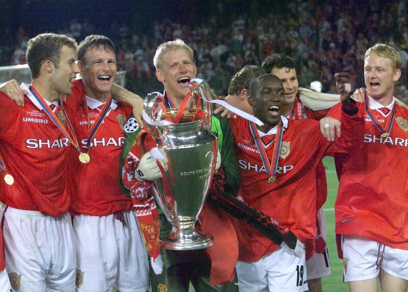 players of Manchester United jubilate with the trophee after winning the final of the soccer Champions League against Bayern Munich, 26 May 1999 at the Camp Nou Stadium in Barcelona. Manchester United won 2-1.
(ELECTRONIC IMAGE) (Photo by ERIC CABANIS / AFP)