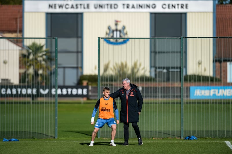 Matt Ritchie and Newcastle coach Steve Bruce.