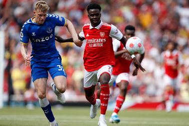 Arsenal's Bukayo Saka, right, competes for the ball with Everton's Jarrad Branthwaite during the English Premier League soccer match between Arsenal and Everton at the Emirates Stadium in London, Sunday, May 22, 2022.  (AP Photo / David Cliff)