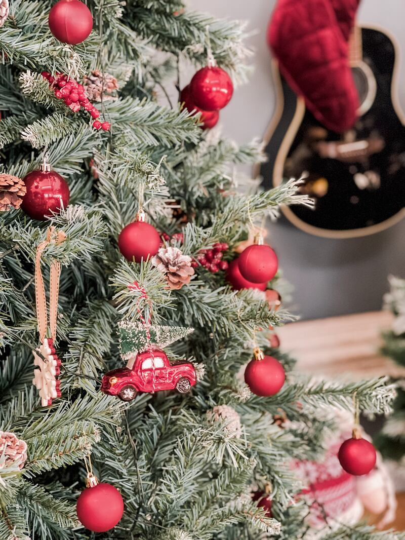 Red remains a timeless colour for home and tree decor. Photo: Nathalie Khouri / The Cozy Interiors