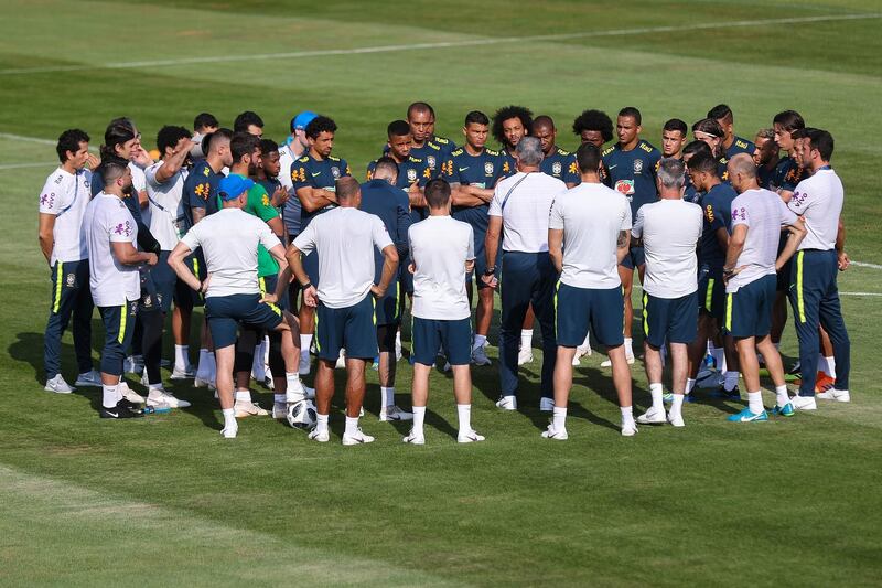 Tite, Head coach of Brazil, speaks to his players. Buda Mendes / Getty Images