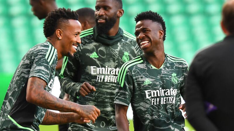 Real Madrid's Brazilian defender Eder Militao (L) and Real Madrid's Brazilian forward Vinicius Junior (R) laugh at they attend a team training session at Celtic Park in Glasgow on September 5, 2022, on the eve of their UEFA Champions League Group F football match against Celtic.  (Photo by ANDY BUCHANAN  /  AFP)