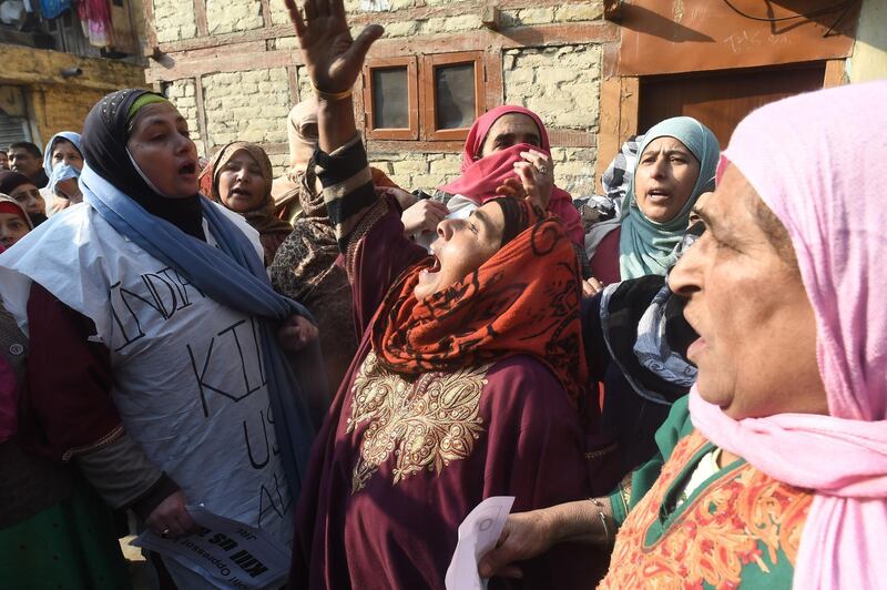 Supporters of senior separatist leader Yasin Malik shout slogans as they try to march towards an Indian army headquarter during a protest march against the recent killings of civilians, in Srinagar on December 17, 2018. Seven civilians were killed as Indian troops fired on protesters on December 15 after a gunfight left three armed rebels and a soldier dead in the disputed region of Kashmir, police and hospital officials said. / AFP / TAUSEEF MUSTAFA
