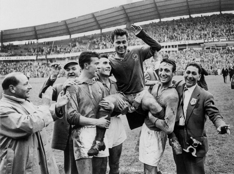 (FILES) French forward Just Fontaine (C) celebrates and is lifted by teammates Yvon Douis, Andre Lerond and Jean Vincent, after he scored four goals against Germany during a third place match of the 1958 Swedish World Cup, in Goteborg on June 28, 1958.  - Just Fontaine, a recordman of 13 goals in the 1958 World Cup in Sweden, died on March 1, 2023 at 89-years-old, announced his family.  (Photo by STAFF  /  AFP)