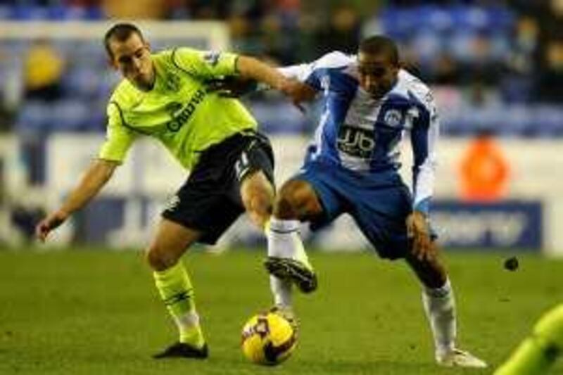 Everton's Leon Osman, left, challenges Wigan's Wilson Palacios for the ball during their English Premier League soccer match at the JJB Stadium, Wigan, England, Monday Nov. 24, 2008. (AP Photo/Jon Super) ** NO INTERNET/MOBILE USAGE WITHOUT FOOTBALL ASSOCIATION PREMIER LEAGUE (FAPL) LICENCE. CALL +44 (0) 20 7864 9121 or EMAIL info@football-dataco.com FOR DETAILS **