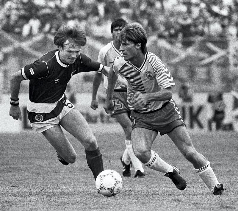 Danish forward Michael Laudrup (R) tries to dribble by Scottish Alex McLeish during the World Cup first round soccer match between Denmark and Scotland 04 June 1986 in Nezahualcoyotl. Denmark beat Scotland 1-0. AFP PHOTO / AFP PHOTO / STAFF