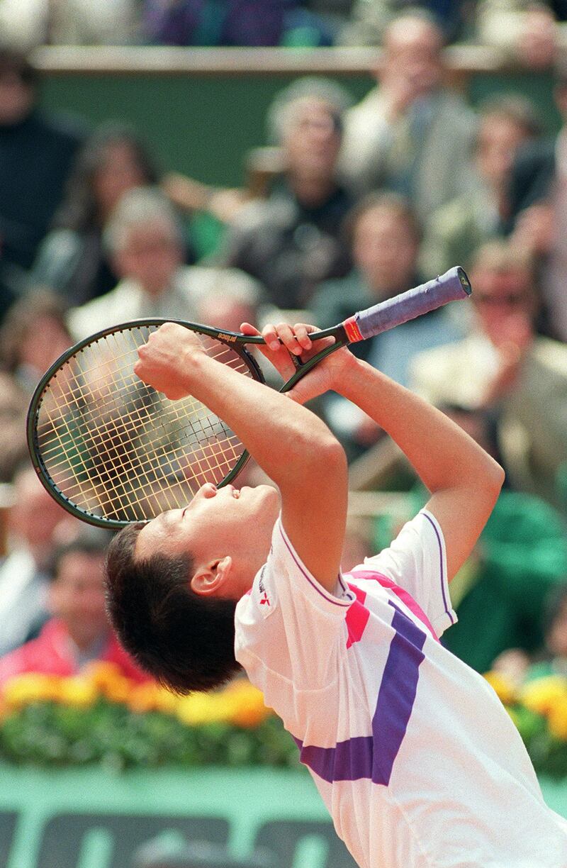 American tennis player Michael Chang jubilates here 7 june 1989 after defeating Haitian Ronald Agenor in the Men's French Open quarter final match at Roland Garros stadium. (Photo by AFP)