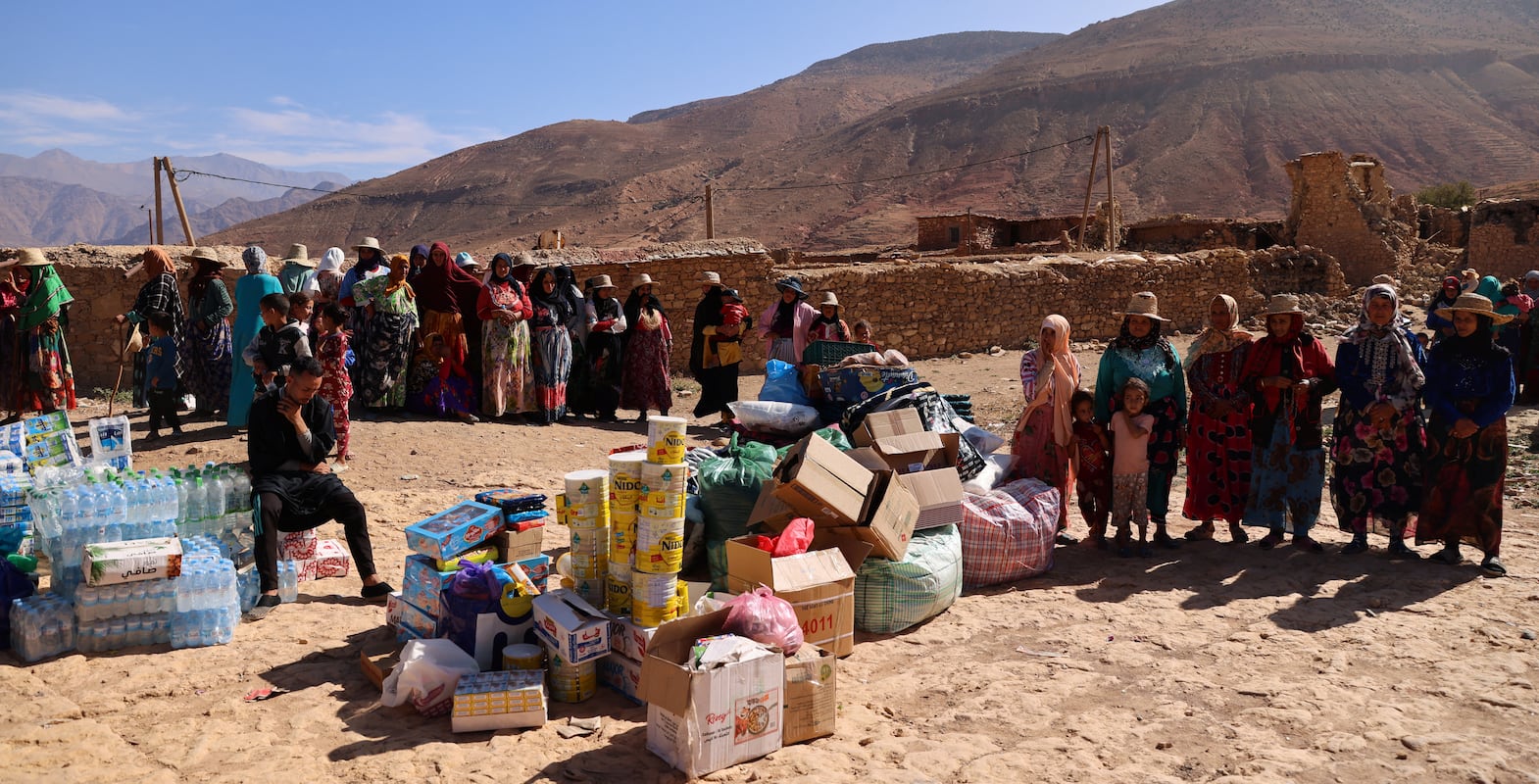 Women wait for donations, in the aftermath of a deadly earthquake, in the village of Ighil Ntalghoumt, Morocco, September 11, 2023.  REUTERS / Nacho Doce