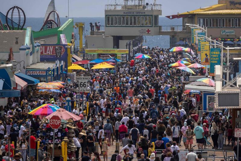 People fill the Santa Monica Pier as crowds gather on Memorial Day as shutdowns are relaxed more than a year after Covid-19 pandemic shutdowns began, in Santa Monica, California on May 31, 2021. / AFP / DAVID MCNEW
