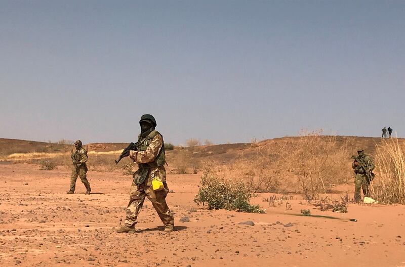FILE PHOTO: Nigerien commandos simulate a raid on a militant camp during the U.S. sponsored Flintlock exercises in Ouallam, Niger April 18, 2018. Picture taken April 18, 2018. REUTERS/Aaron Ross/File Photo