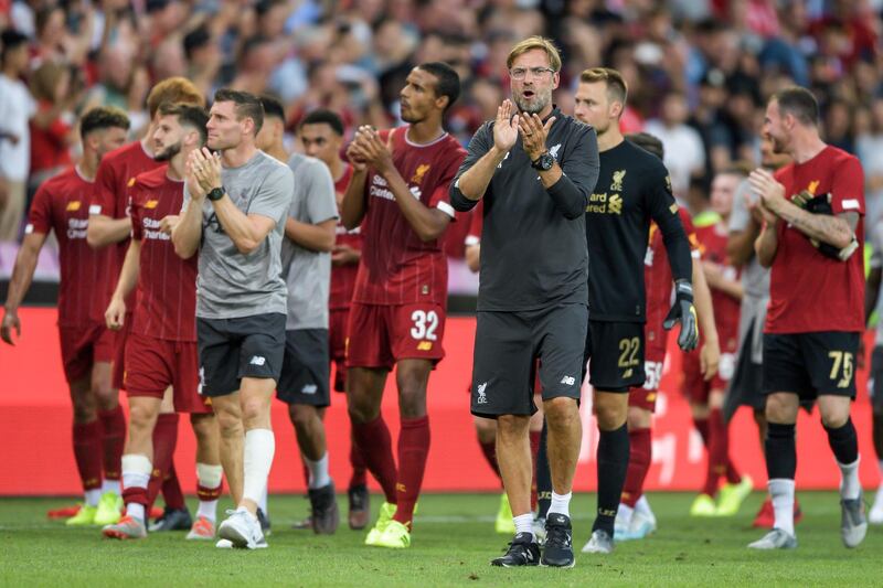 Liverpool's German head coach Jurgen Klopp (front C) and his team-players applaud and celebrate at the end of the International friendly football match between Liverpool and Lyon on July 31, 2019 in Geneva. / AFP / FABRICE COFFRINI
