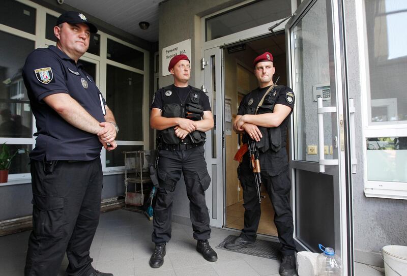 epa07658122 Ukrainian policemen guard entrance to the home of Ukrainian lawmaker Dmytro Tymchuk in Kiev, Ukraine, 19 June 2019. Police say Ukrainian lawmaker Dmytro Tymchuk could be assassinated, the investigation put forward a number of versions: an accident, careless handling of a weapon, as well as versions of a criminal nature, as local media reported.  EPA/STEPAN FRANKO  ATTENTION: This Image is part of a PHOTO SET