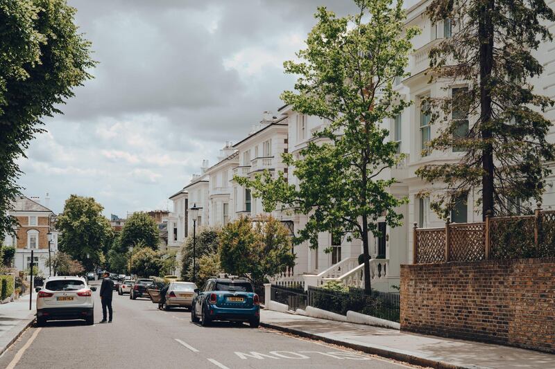2C5R18P London, UK - June 20, 2020: Cars parked in front of white Victorian houses on a street in Holland park, an affluent area of West London. Alamy