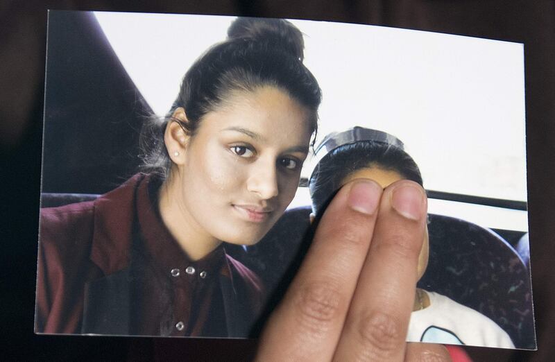 (FILES) In this file photo taken on February 22, 2015 Renu Begum, eldest sister of missing British girl Shamima Begum, holds a picture of her sister while being interviewed by the media in central London. A teenager who joined the Islamic State group in Syria but now wants to return to Britain gave birth on February 17, 2019, drawing fresh scrutiny as Europe struggles with Western jihadist supporters eager to return home. / AFP / POOL / POOL / LAURA LEAN
