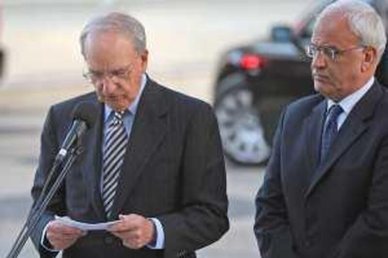 epa02129359 President Barack Obamaís special envoy to the Middle East George Mitchell (L), and Saeeb Erekat, Senior Palestinian negotiator (R), talk to media as Mitchell arrives to the West Bank town of Ramallah, on 23 April 2010. Mitchell is in Ramallah to meet with the Palestinian President Mahmoud Abbas.  EPA/ATEF SAFADI *** Local Caption ***  02129359.jpg *** Local Caption ***  02129359.jpg